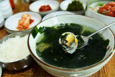 그날, 잊으려 할수록 붉게 피어난다