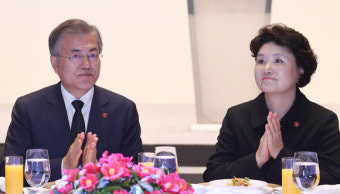 [서울포토] 4·3 희생자 추념식 오찬 참석한 문재인 대통령과 김정숙 여사