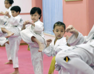 [서울포토] 어리지만 다부진 표정…北 태권도 신동의 발차기