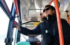 ‘한줄기 빛’ 점자블록이 끊겼다… 공포의 미로에 갇혔다