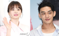 송혜교, 유아인 출연 영화 ‘버닝’ 홍보 “유배우, 엄지 척”