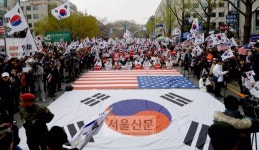 [서울포토] 법원 앞에 등장한 대형 태극기와 성조기
