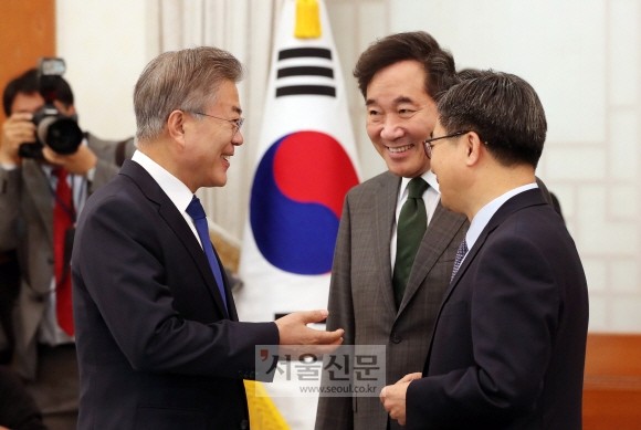 김동연 경기도지사, 문재인 전 대통령과 탄핵 정국 위기 극복 방안 논의