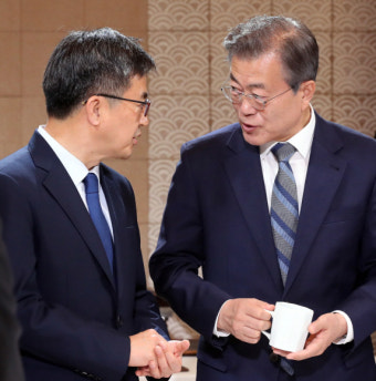 [서울포토] 김동연 경제부총리와 대화하는 문재인 대통령