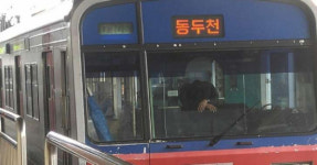 오류동역 투신 사고 발생 후 고개숙인 기관사 ‘안타까워’
