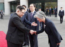 [서울포토] 강경화 장관과 인사하는 北 김정은 위원장