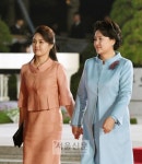[서울포토] 손잡고 나란히 걷고 있는 김정숙 여사와 리설주 여사