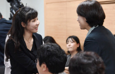 [서울포토] 웃으며 대화하는 서지현 검사와 유은혜 의원