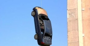 대교 아래로 차량이 ‘대롱대롱’…캐나다 경찰 수사