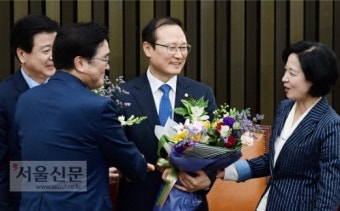 [서울포토] 동료 의원들에게 축하받고 있는 홍영표 신임 원내대표