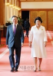 [서울포토] 남측 예술단 오찬장에 입장하는 문 대통령과 김정숙 여사