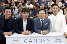 [포토] 칸에 간 영화 ‘공작’ 감독과 배우들