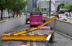[서울포토] 버스 걸려 부서져버린 높이제한 구조물