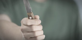 편의점 점원에 흉기 휘두르고 자해한 20대 여성 사망