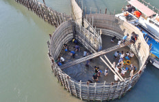 남해 지족해협에서 원시어업 체험하는 ‘죽방렴에 멸치 들어간다’ 운영