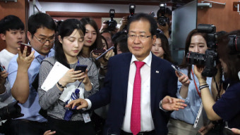 [서울포토] 대표직 사퇴 기자회견 후 당사 떠나는 홍준표