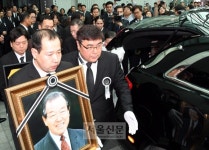 영욕의 2인자, 고향 부인 옆에 영면하다