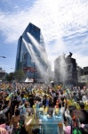 [포토인사이트] ‘스트레스 쏴버려!’ 물총축제 현장