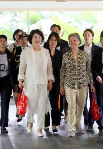 [서울포토] 똑같은 가방 손에 든 김정숙 여사와 호칭 여사