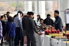 성남시청 로비서 개성공단 입주기업 특판전