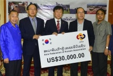 아시아한인총연합회, 라오스 수해 성금 전달