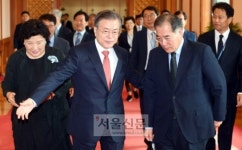 [서울포토] 문 대통령, 신임 농림축산식품부 장관과 함께