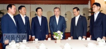 [서울포토] 문 대통령, 여야 5당 원내대표와 오찬회동