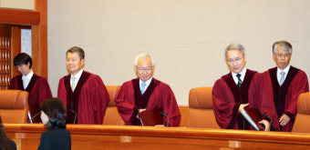 헌재, 긴급조치 위반 등 ‘재판 취소’ 헌법소원 안 된다