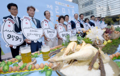 [서울포토] ‘구구데이, 닭 한마리 하실래예~?’