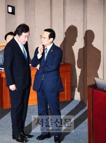 [서울포토]이낙연 총리와 홍영표 더불어 민주당 원내대표 본회의장 대화