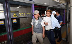 지하철 1호선 영등포역 진입하다 30분 넘게 멈춰