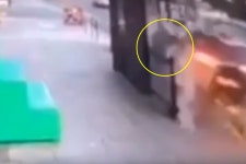 정류장으로 돌진한 차량 기적적으로 피한 남성