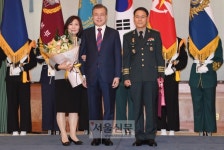 [서울포토] 문재인 대통령, 황인권 제2작전사령관 부부와 기념촬영