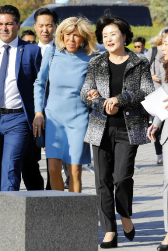 김정숙 여사, 빌린 샤넬 입고 마크롱 여사 만난 이유