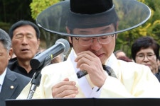 ‘부디 하늘에서도…“ 경북지사, 박정희 39주기 추도식서 눈물