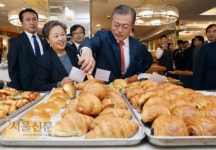 [서울포토] ‘어떤 게 맛있을까’… 군산 이성당서 빵 고르는 문 대통령
