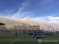 높이 100m 中모래폭풍 동쪽으로 이동…한반도 직접 영향권