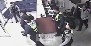 경찰관들이 우르르 일어난 이유는?