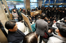 [포토] ‘입주민들 짐빼야하는데…’ 통로 막고 브리핑 연 강남구