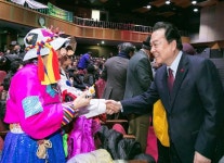 [현장 행정] 강서~ 어르신 노래자랑… 600석 공연장이 좁았다