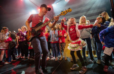 [월드피플+] 美 유명배우, 어린이 1000명 디즈니랜드 초청한 사연