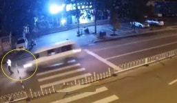 핸드폰 보며 횡단보도 건너던 남성의 끔직한 결말