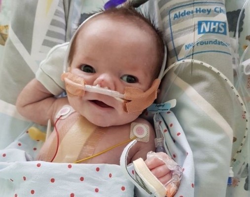 하루 25번 심장마비에도 살아남은 아기의 기적같은 이야기 | 포토뉴스