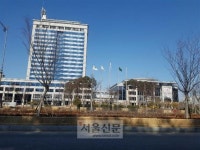 굳어진 관행에… 관공서 새마을기는 펄럭입니다