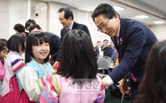 [현장 행정] 혜화로 아이들 천국…담장도 극장도 호호