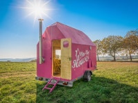 “세계서 가장 싸다”…이동 가능 ‘미니 핑크 하우스’ 등장