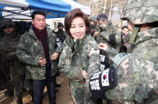 [서울포토] 군 부대 방문, 방한피복 착용하는 나경원 원내대표