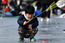 [한 컷 세상] 꼬마 강태공의 빙어낚시
