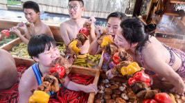 [여기는 중국] 온천 즐기며 식사…‘훠궈 온천탕’ 등장