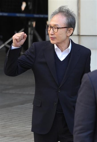이팔성엔 ‘구인장’·김윤옥은 ‘증인’… 보석 후 속도 붙는 MB 뇌물 재판